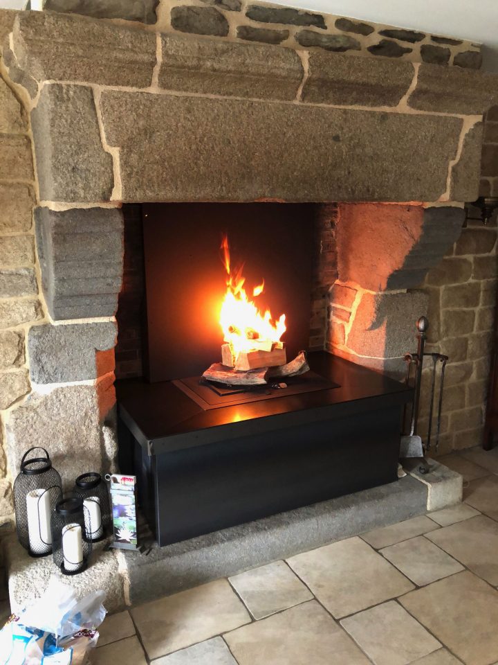 Dans Une Grande Cheminée De Pierre, Nous Avons Installé Un à Cheminée Pierre Et Feu
