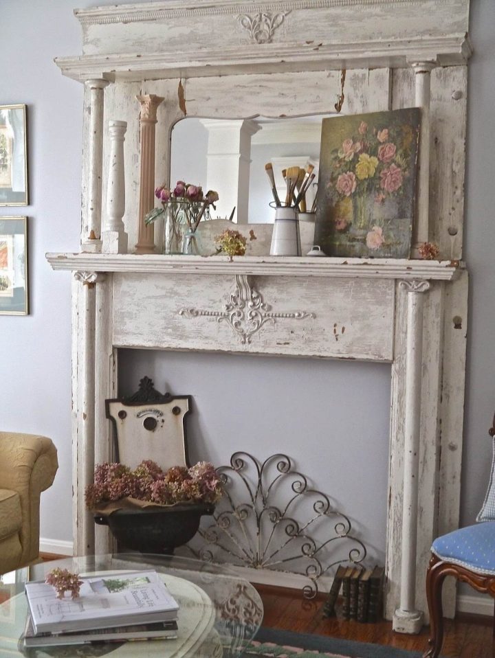 Distressed Wood Mantel Piece With Painting | Salon Chic intérieur Manteau De Cheminée D Occasion