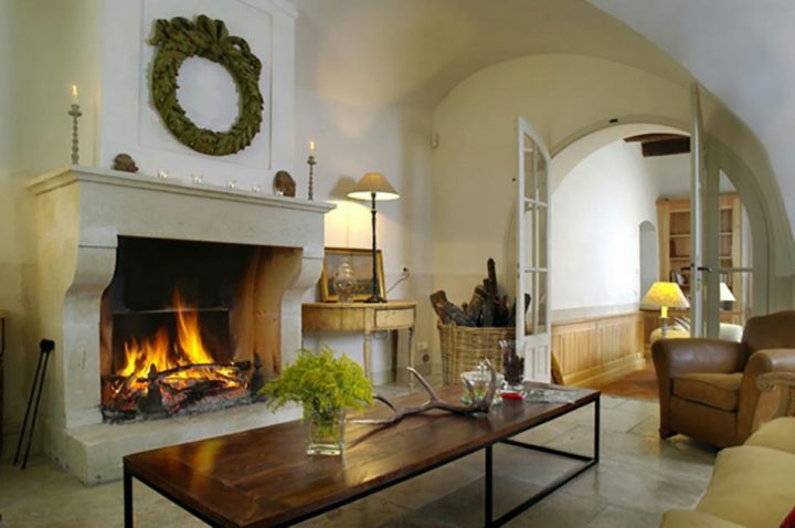 Intérieur Rustique À La Cheminée Ancienne D’époque concernant Cheminée Pierre Et Feu