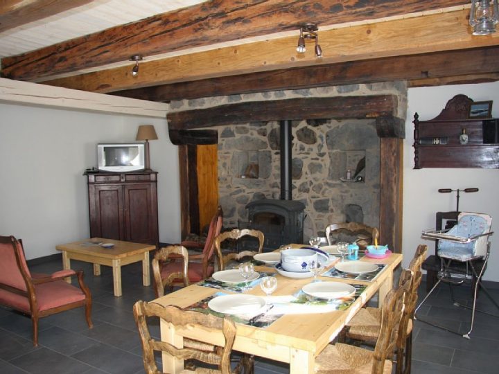 Location Vacances Gîte La Tour D'Auvergne: Le Salon/Salle intérieur Cheminée Rénovée