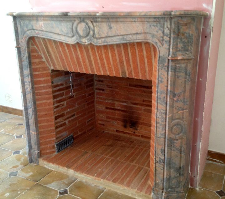 Pose D’une Cheminée Ancienne En Marbre – Le Plaisir Du Feu à Habillage Conduit De Cheminée Intérieur