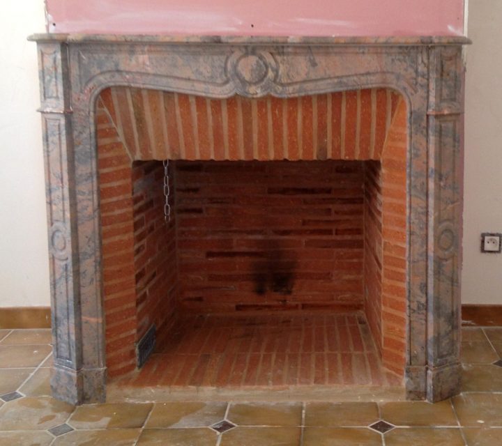 Pose D’une Cheminée Ancienne En Marbre – Le Plaisir Du Feu encequiconcerne Habillage Conduit De Cheminée Intérieur