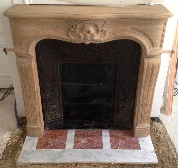 Pose D’une Cheminée De Style Louis Xv En Pierre – Le tout Cheminée Haussmannienne