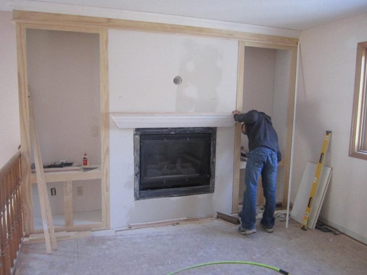 Remodelaholic | Fireplace Makeover With Built-In Shelves dedans Habillage Cheminée Placo