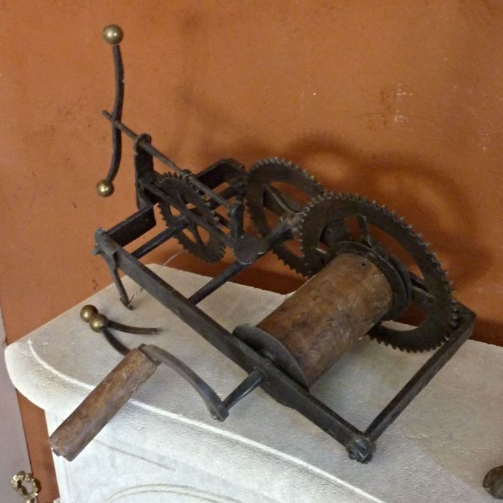 Tournebroche À Contrepoids – Accessoires Anciens De tout Tournebroche De Cheminée