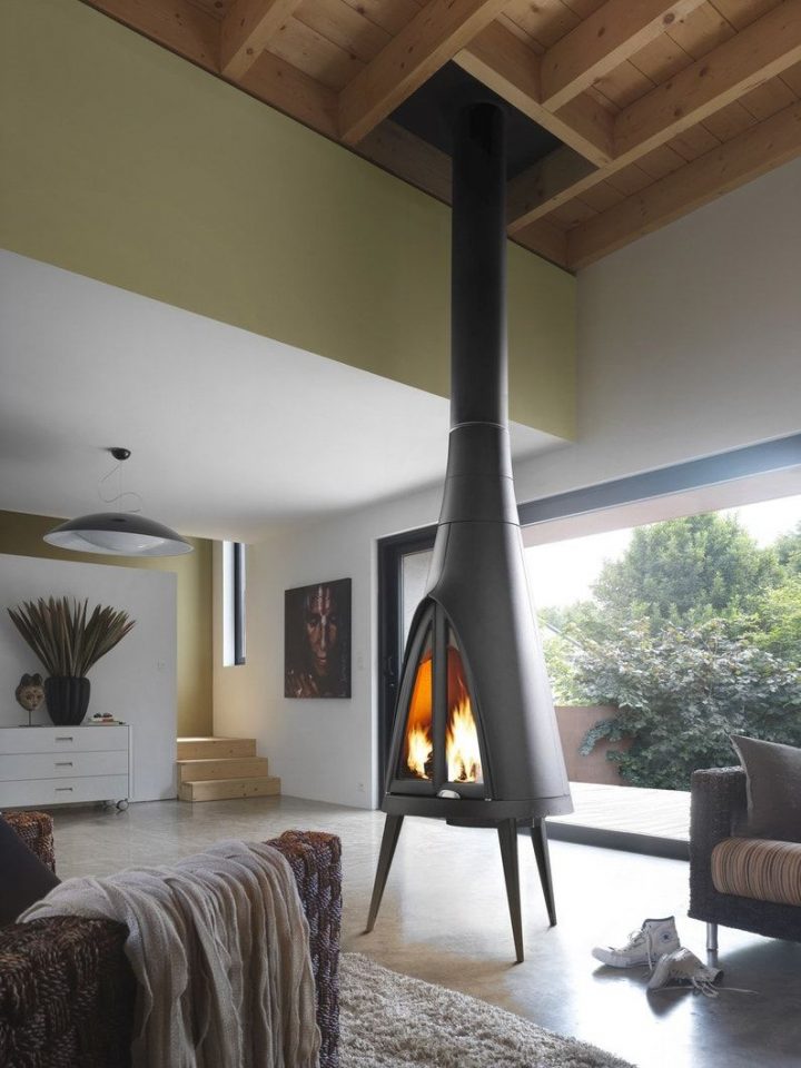 Un Poêle À Bois Discret Et Efficace | Leroy Merlin En 2020 destiné Plaque De Cheminée En Fonte Leroy Merlin