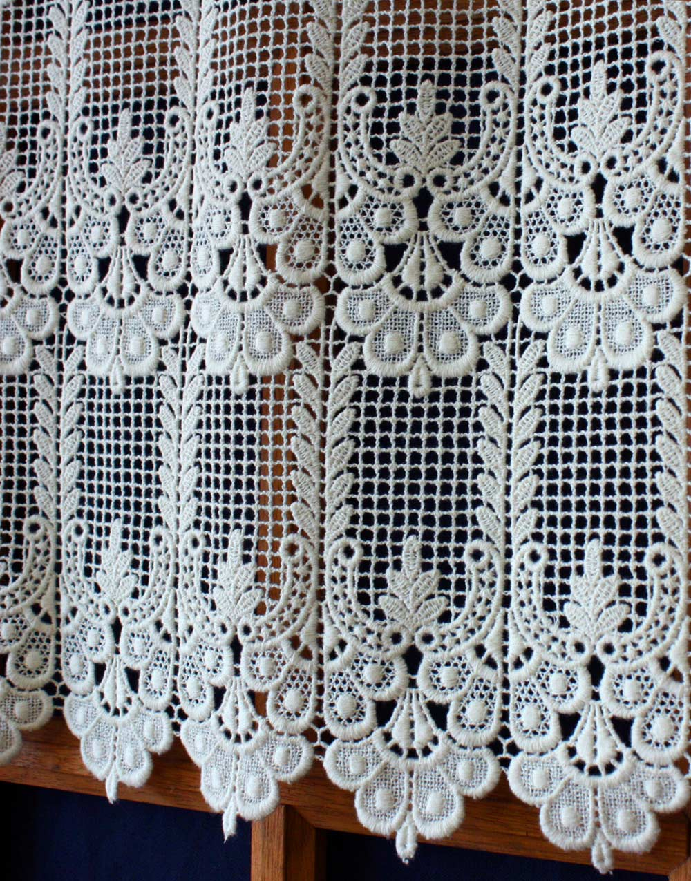 Brise Bise Classique En Macramé Brodé Disponible Sur Mesure. intérieur Brise Bise Macramé Brise Bise Classique En Macramé Brodé Disponible Sur Mesure. intérieur Brise Bise Macramé