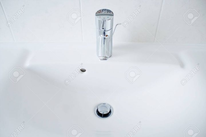 Composition De L'Évier Blanc Et Une Coiffe En Plein Jour à Plein Jour Blanc