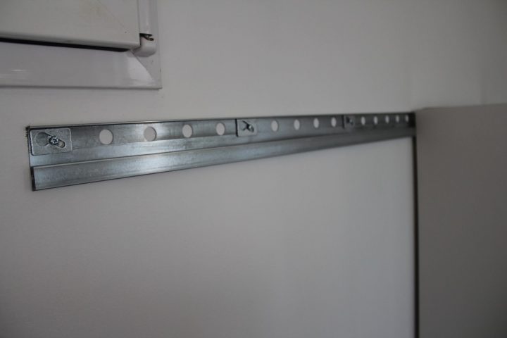 Cuisine – Pose De La Première Moitié Des Meubles encequiconcerne Meuble Haut Cuisine Placo