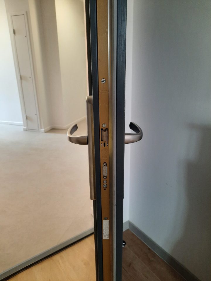 Demonter Une Poignée De Porte Pvc Tesa Assa Abloy [Résolu dedans Poignée De Porte Indemontable Demonter Une Poignée De Porte Pvc Tesa Assa Abloy [Résolu dedans Poignée De Porte Indemontable