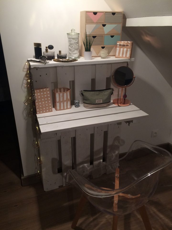 Diy Meuble Coiffeuse En Palettes | Diy Meuble, Chambre Ado concernant Coiffeuse En Palette