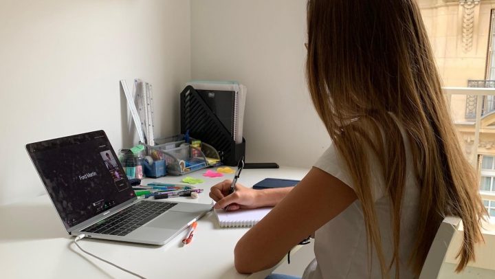 Inquiétude Chez Les Étudiants Étrangers Qui Ne Peuvent Venir intérieur Bureau Ordinateur Canadian Tire