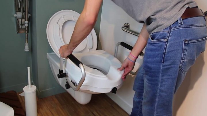 Installation Du Rehausseur Wc Avec Accoudoirs Relevables – Sécuriser Les Wc  Pour Les Pmr serapportantà Rehausseur Wc Castorama
