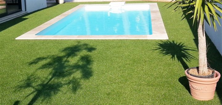 Le Gazon Autour De La Piscine – Jce Piscines dedans Plage De Piscine En Gazon Synthetique