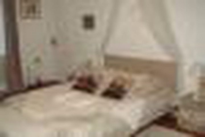 Le Romantisme Naît Du Ciel De Lit Et Des Voilages Blancs." destiné Tête De Lit Eurodif