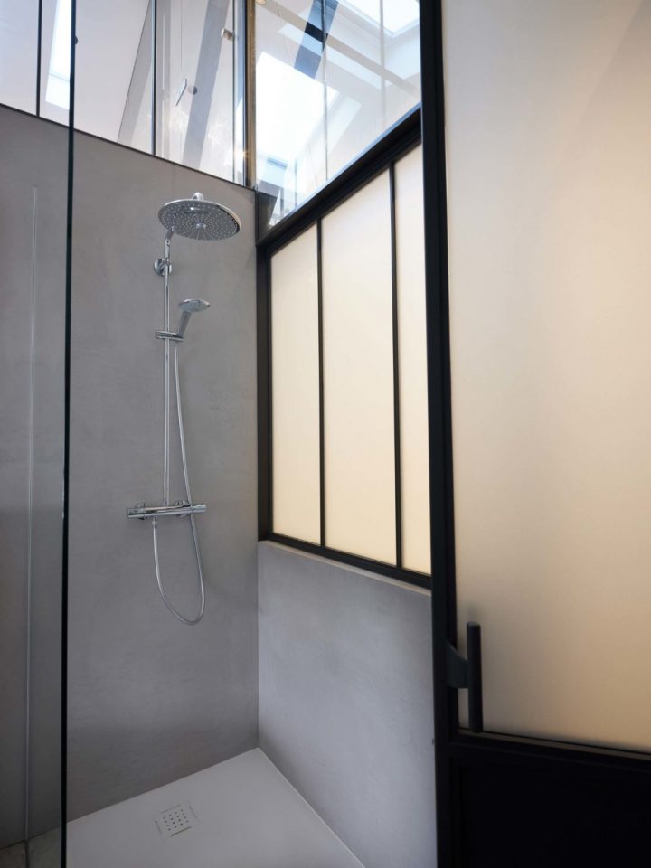 Loft Dans Une Ancienne Filature À Verviers | Salle De Bain à Demi Paroi De Douche Verrière Sur Muret