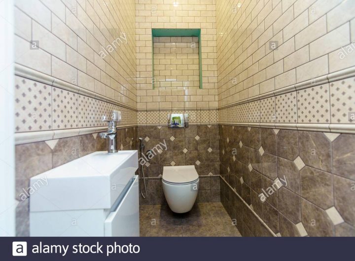 Narrow Toilet Banque D'Image Et Photos – Alamy dedans Toilette Avec Lavabo Intégré Québec