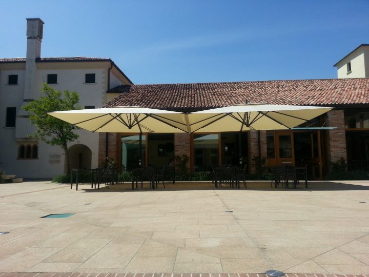 Parasol Professionnel Haut De Gamme – Château Valmy Par Le serapportantà Fabricant Parasol Professionnel