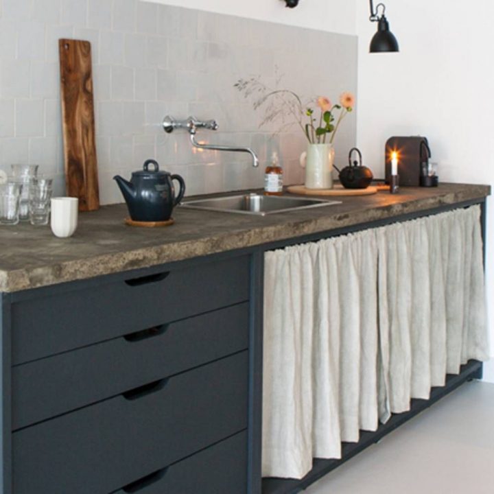 Pariez Sur La Déco Récup En Cuisine – Elle Décoration dedans Rideau Sous Plan De Travail