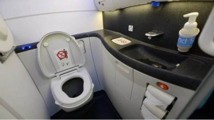 Pas D'Eau Courante Sur Un Vol D'Air Canada Pékin-Toronto En intérieur Toilette Lavabo Intégré Canada Pas D'Eau Courante Sur Un Vol D'Air Canada Pékin-Toronto En intérieur Toilette Lavabo Intégré Canada