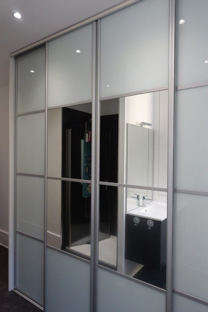 Portes Coulissantes En Verre Laqué Blanc Et Miroirs encequiconcerne Rideau Coulissant Pour Placard
