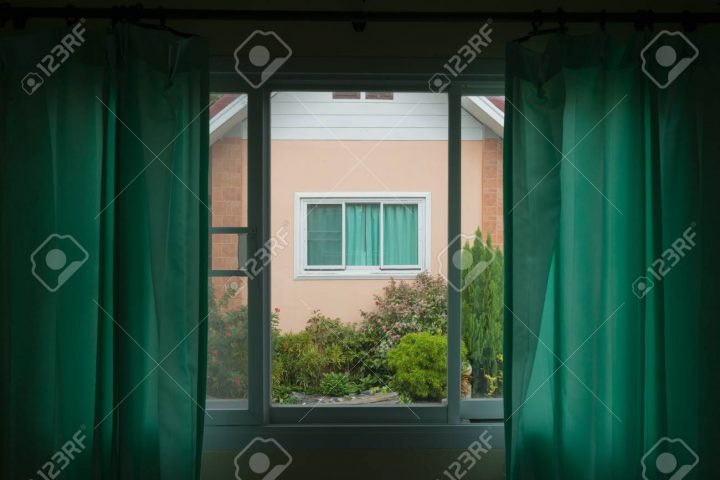 Rideau Vert, Cadre De Fenêtre Blanc Et Beige Mur En Plein Jour. intérieur Plein Jour Blanc