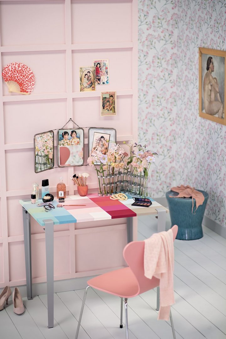 Une Coiffeuse Peinte Comme Une Palette De Maquillage – Marie encequiconcerne Coiffeuse En Palette