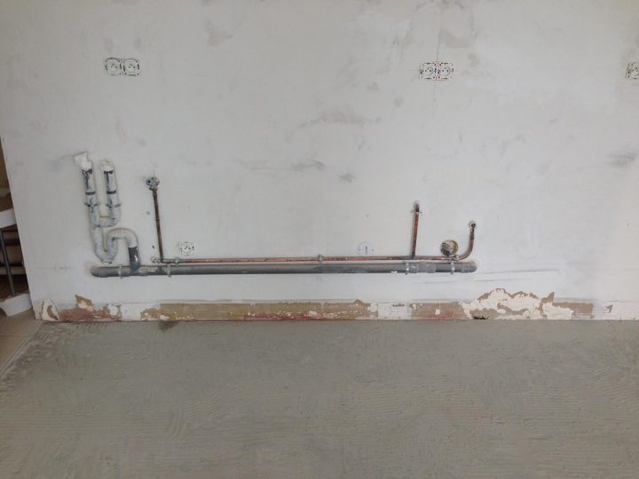 vide sanitaire derrière meuble cuisine