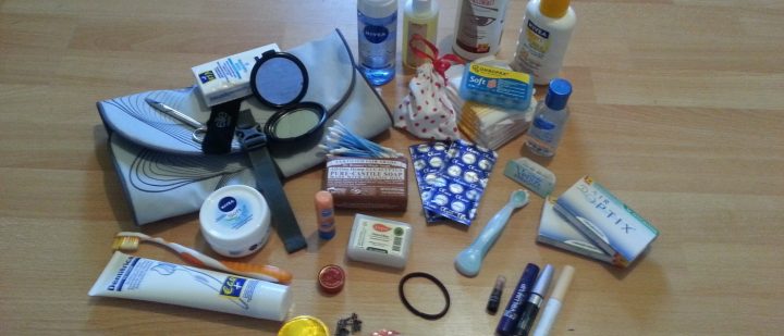 Dans Mon Sac À Dos En Tour Du Monde concernant Trousse De Toilette Fille Ado Garnie