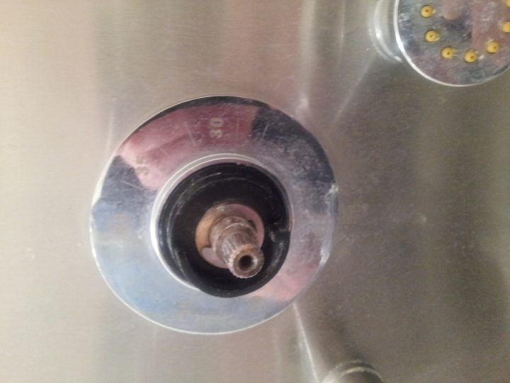 Demontage Cartouche Thermostatique Colonne De Douche Hydro dedans Changer Cartouche Douche