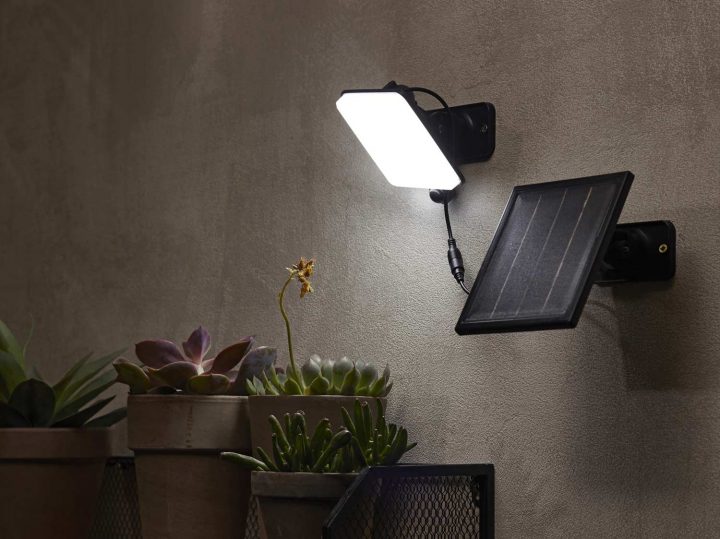 La Lampe Solaire Illumine Votre Jardin | Leroy Merlin concernant Boule Déco Jardin Leroy Merlin