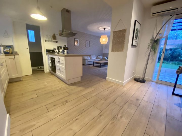 Pose D'Un Carrelage Effet Parquet À Marseille – Pose De serapportantà Carrelage Pont De Bateau