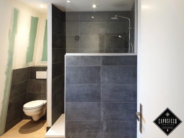 Salle De Bain – Carrelage Noir Avec Muret – Caposicco dedans Demi Paroi De Douche Sur Muret