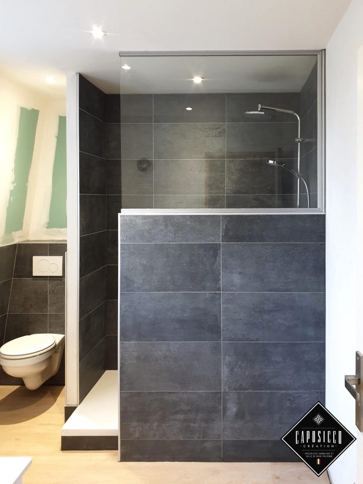 Salle De Bain – Carrelage Noir Avec Muret – Caposicco destiné Paroi De Douche Sur Muret