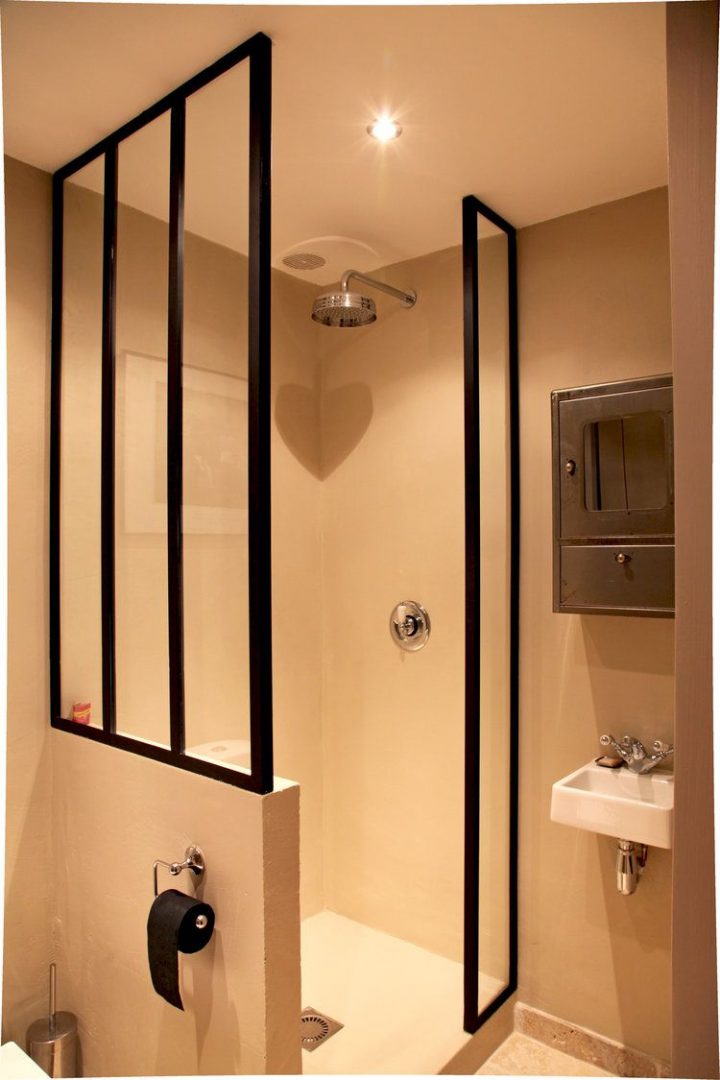 Salle D'Eau Avec Ferronneries Sur Mesure | Verriere Douche tout Paroi De Douche Verrière Sur Muret