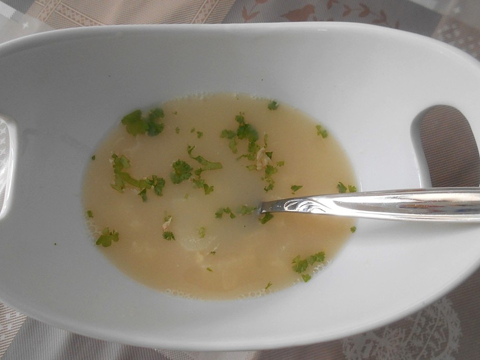 klare spargelsuppe mit ei