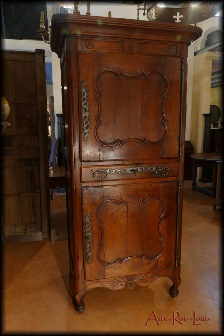 un homme debout meuble un homme debout meuble