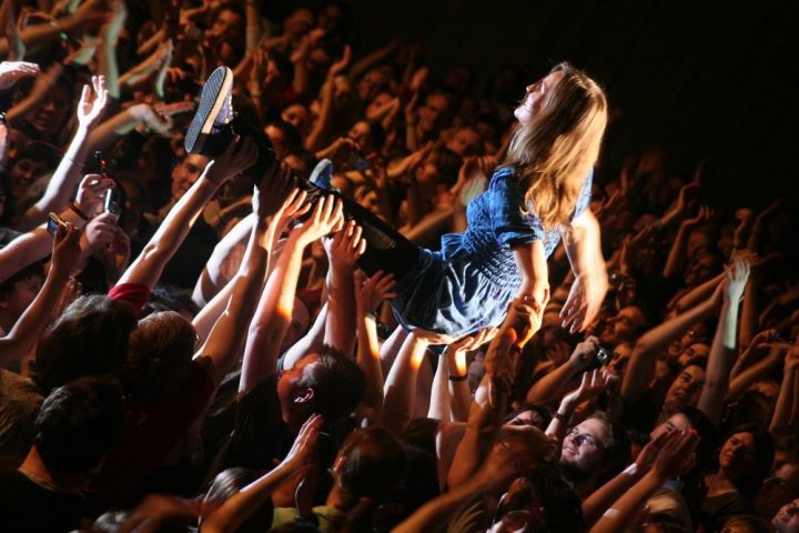 jemanden auf händen tragen jemanden auf händen tragen