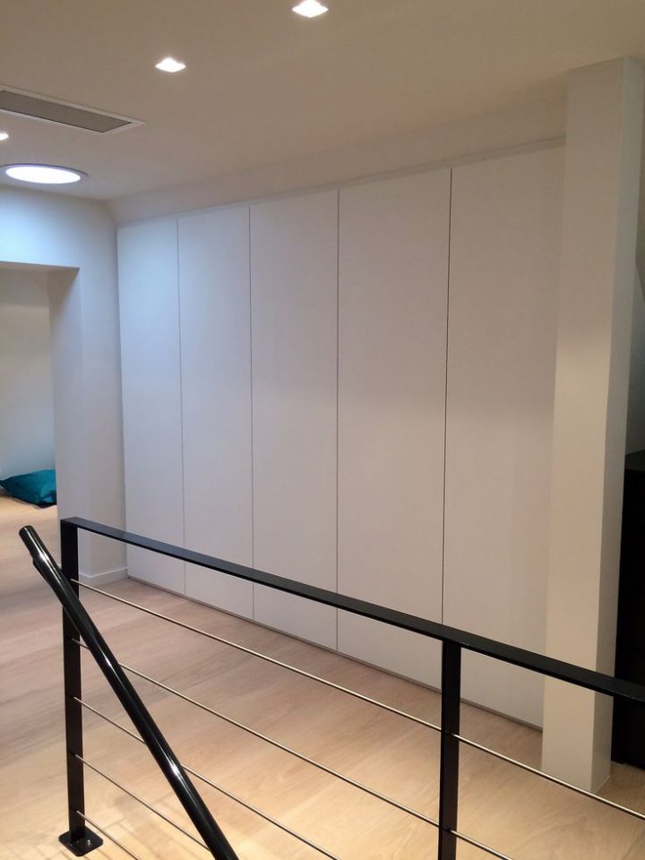 Agencement Sous Pente, Blanc Laqué, Portes Battantes dedans Rideau De Porte Chainette Sur Mesure Agencement Sous Pente, Blanc Laqué, Portes Battantes dedans Rideau De Porte Chainette Sur Mesure