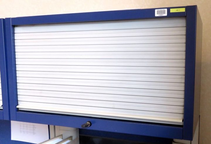 Armoire-Metallique-Suspendue-A-1-Rideau-Coulissant concernant Kit Rideau Coulissant Pour Meuble