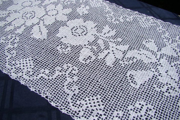 Chemin De Table Au Crochet De Filet Blanc Avec Primevères tout Tuto Chemin De Table Rectangulaire Au Crochet Chemin De Table Au Crochet De Filet Blanc Avec Primevères tout Tuto Chemin De Table Rectangulaire Au Crochet