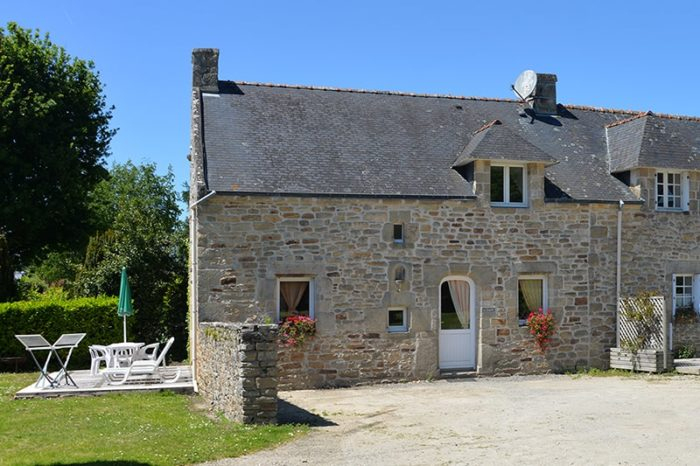 La Chapelle Avec La Cour Devant. Jardin Et Terrasse Privé encequiconcerne La Longère De Mané Tanguy
