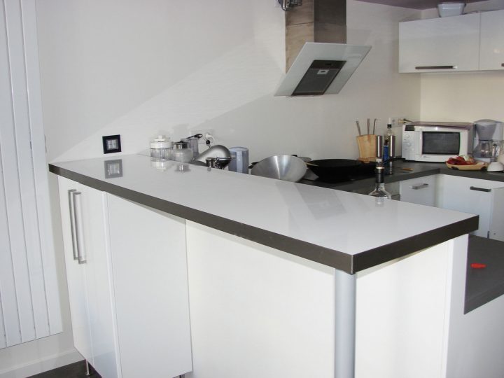 meuble cuisine avec plan de travail intégré