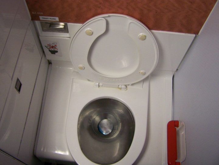 Review Of Jet2 Flight From Manchester To Gran Canaria à La Cuvette Des Toilettes En Anglais Review Of Jet2 Flight From Manchester To Gran Canaria à La Cuvette Des Toilettes En Anglais