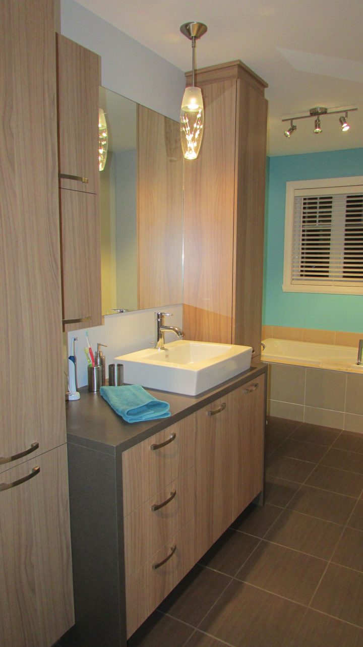 Salle De Bain Contemporaine Armoires En Mélamine Droite intérieur Stratifié Salle De Bain Salle De Bain Contemporaine Armoires En Mélamine Droite intérieur Stratifié Salle De Bain