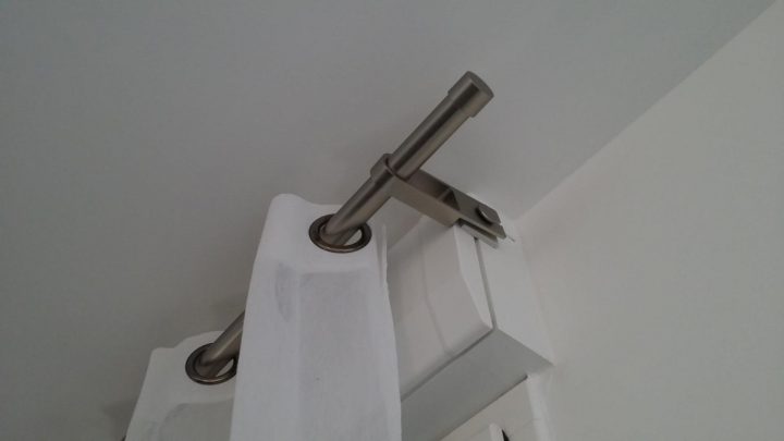 Type D'Accroche Pour Voilage Ou Rideau Avec Le Coffre Du pour Comment Fixer Une Tringle A Rideaux Au Plafond Sans Percage Type D'Accroche Pour Voilage Ou Rideau Avec Le Coffre Du pour Comment Fixer Une Tringle A Rideaux Au Plafond Sans Percage