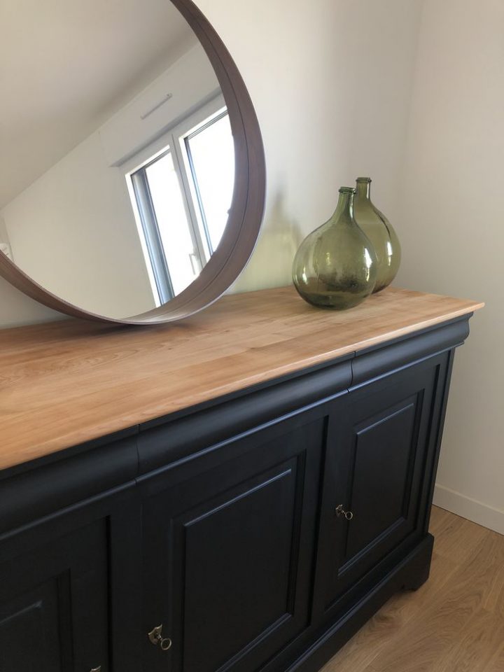 meuble peint en noir et bois
