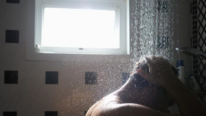 12,134 Homme Sous La Douche Photos Libres De Droits Et destiné Homme Sous La Douche