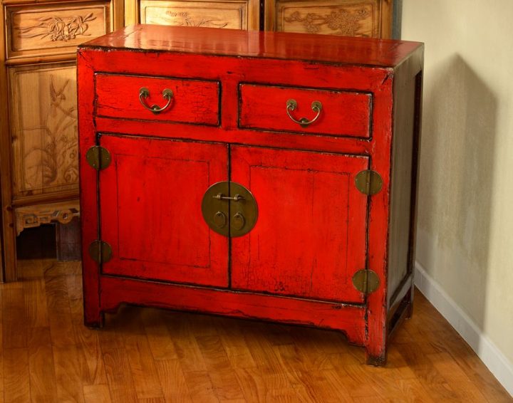 peindre un meuble en rouge vieilli