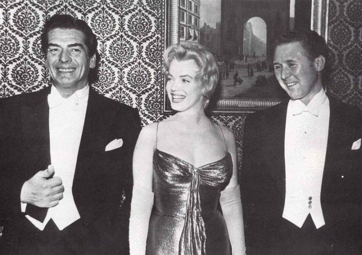 Année 1956 – Page 6 – Divine Marilyn Monroe avec Mature Aux Toilettes